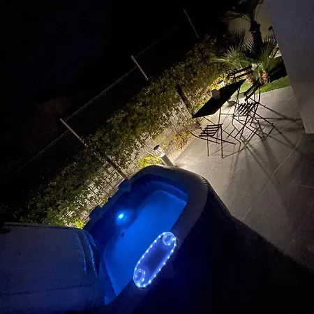 De Caractere Avec Jacuzzi Lejlighed *
